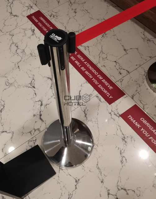 Poste Inox com Cinta Vermelha Extensível Gestor de Filas